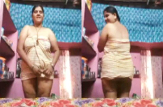 Mature Bhabhi Showing Ass And Hairy Pussy